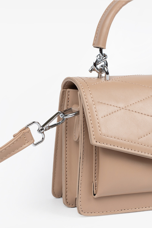 Bolso color marfil poco elegante con...