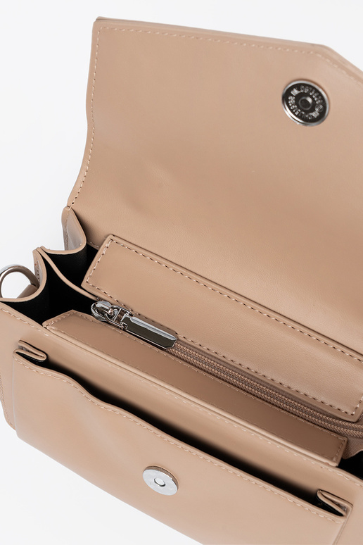 Bolso color marfil poco elegante con...