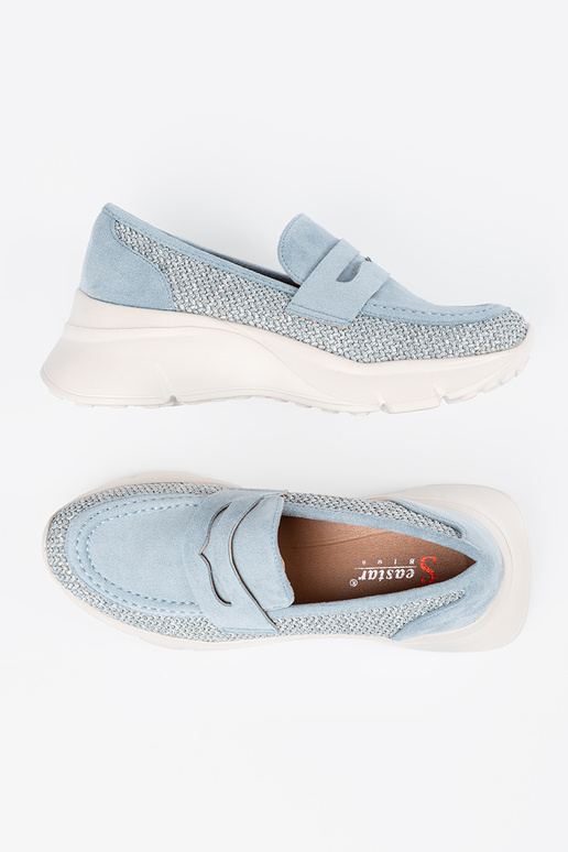 color azul medio zapatos sobre una...