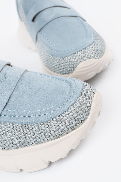 color azul medio zapatos sobre una...