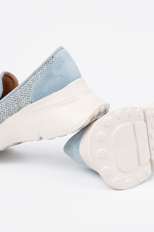 color azul medio zapatos sobre una...