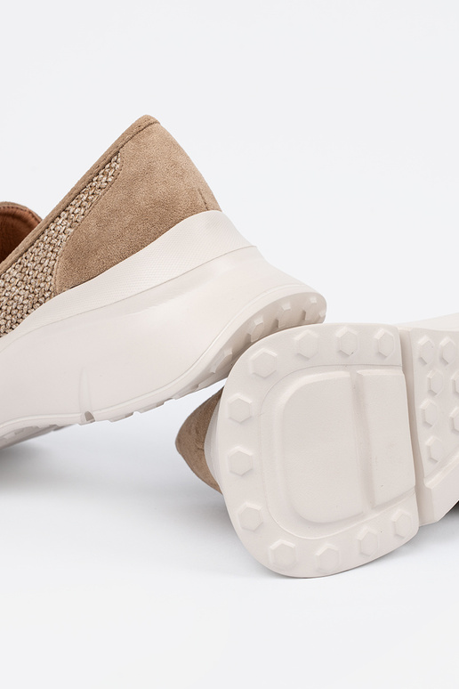 beige medio zapatos sobre una suela... beige medio zapatos sobre una suela...