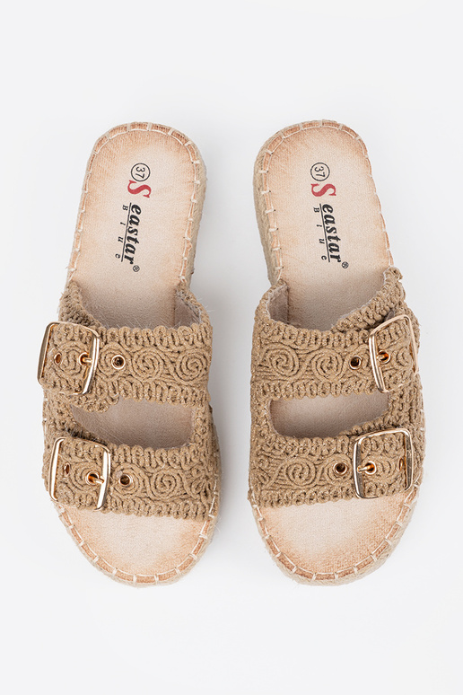 Zapatillas beige trenza con una...