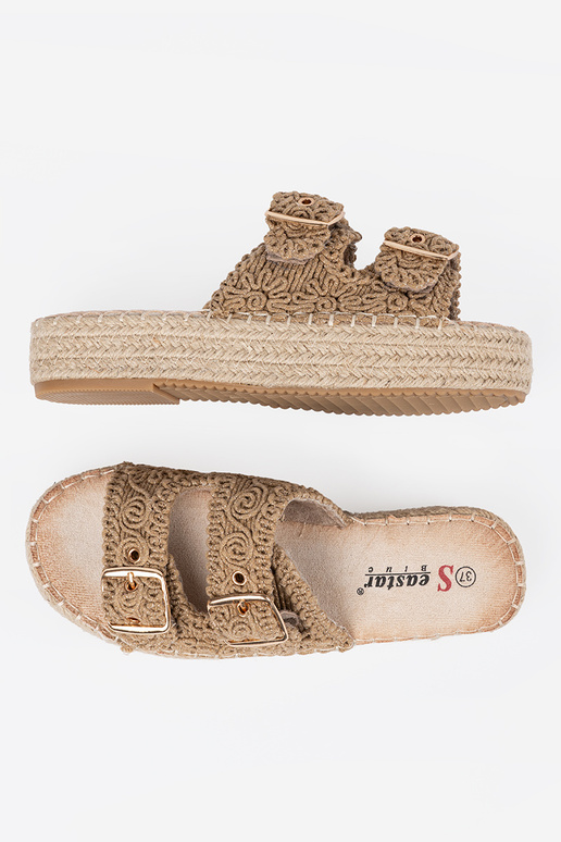 Zapatillas beige trenza con una...