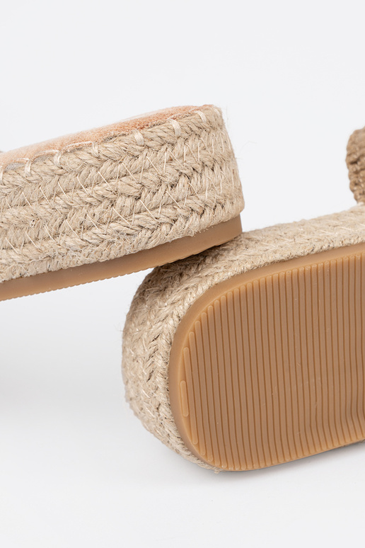 Zapatillas beige trenza con una...