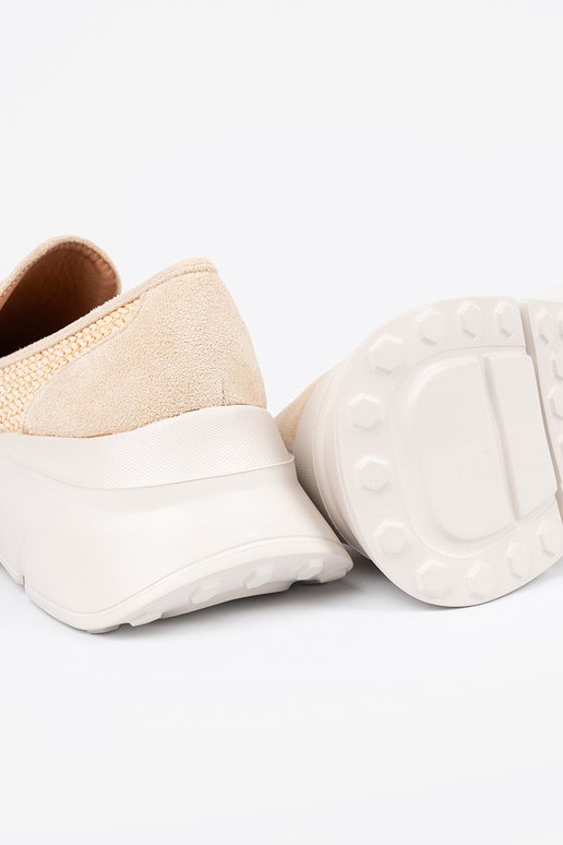 color marfil medio zapatos sobre una... color marfil medio zapatos sobre una...