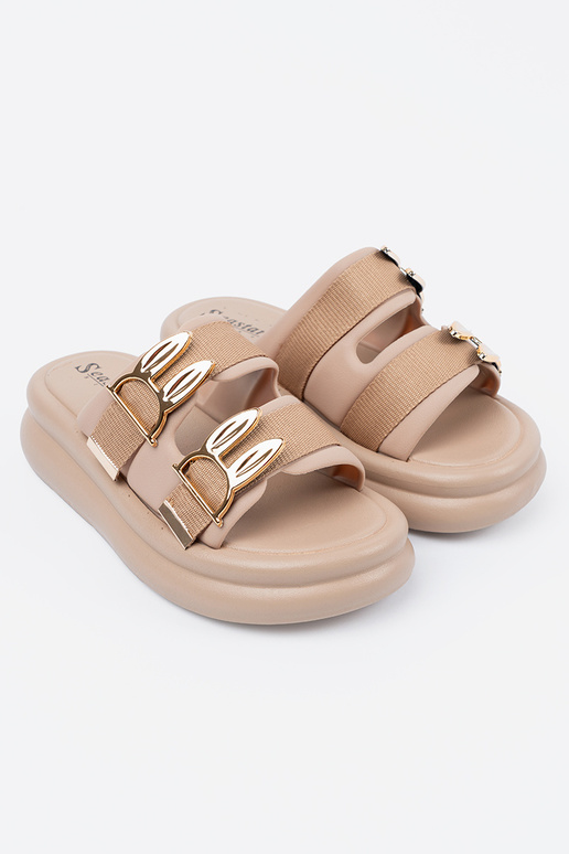 Zapatillas beige con hebillas doradas...