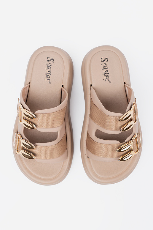 Zapatillas beige con hebillas doradas...