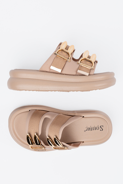 Zapatillas beige con hebillas doradas...