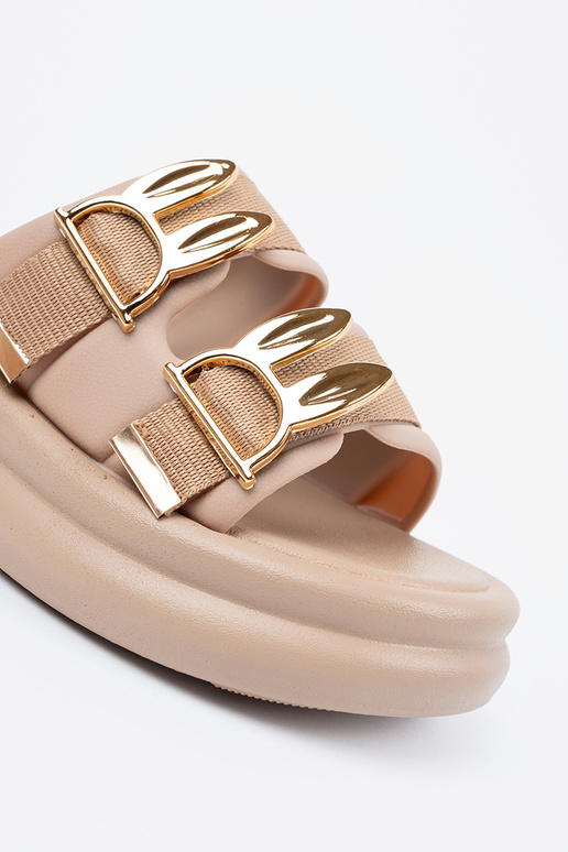 Zapatillas beige con hebillas doradas...