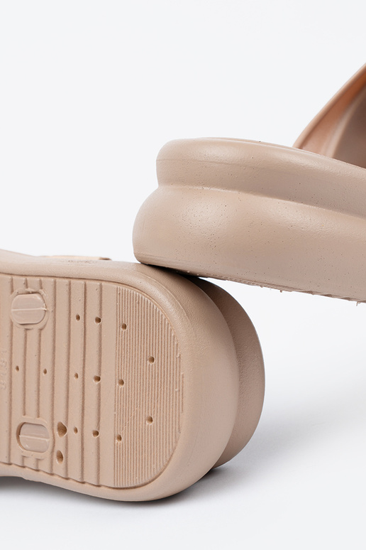 Zapatillas beige con hebillas doradas...