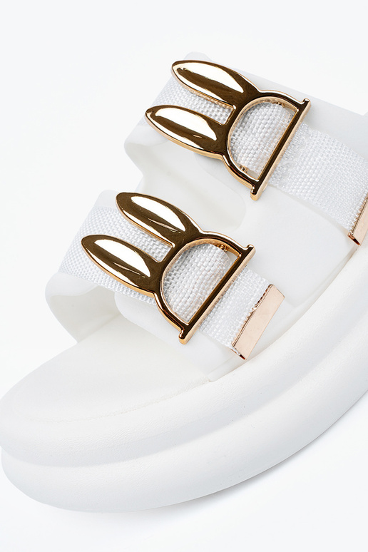 Zapatillas blancas con hebillas... Zapatillas blancas con hebillas...