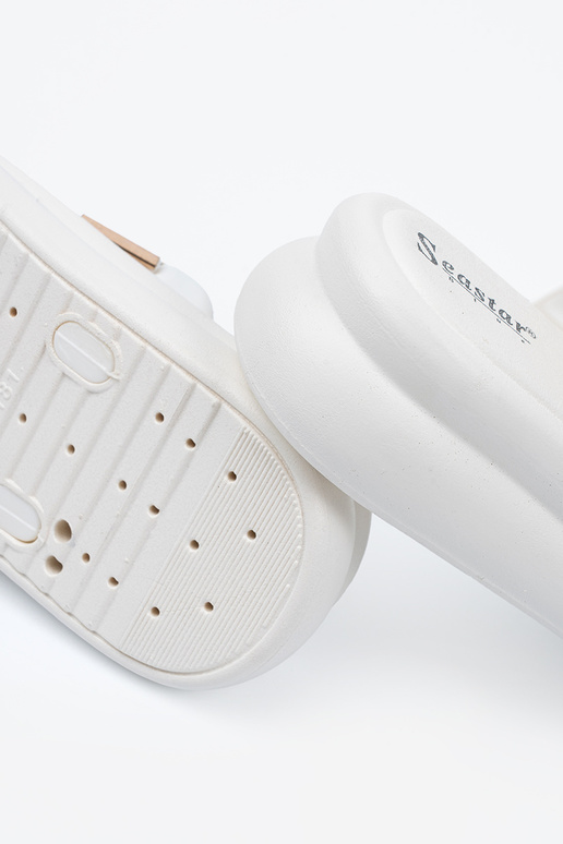 Zapatillas blancas con hebillas... Zapatillas blancas con hebillas...