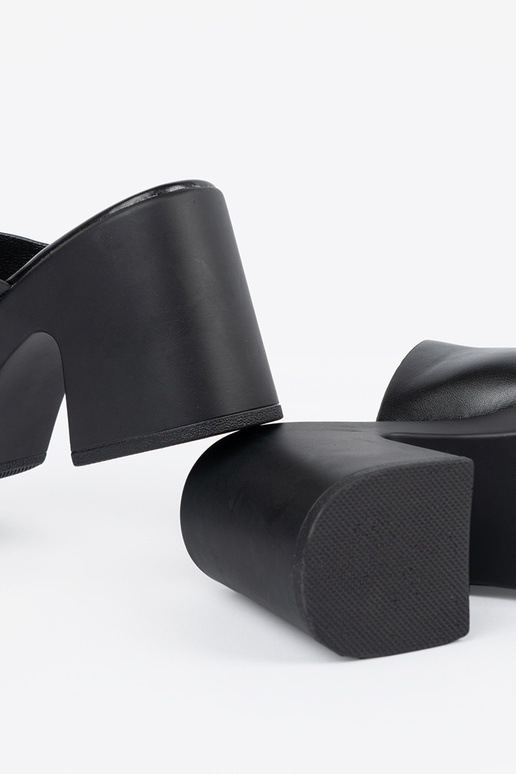 de color negro Zapatillas en el talon de color negro Zapatillas en el talon