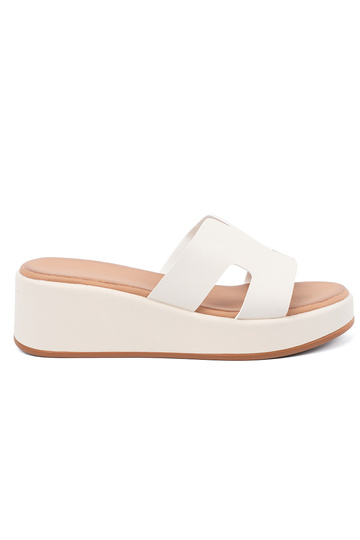 Zapatillas de mujer en un...