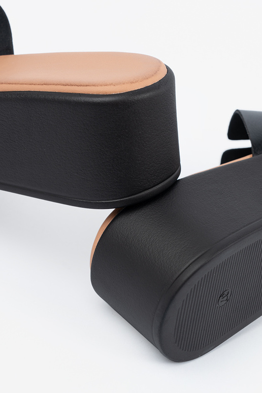 Chanclas negras para mujer con... Chanclas negras para mujer con...