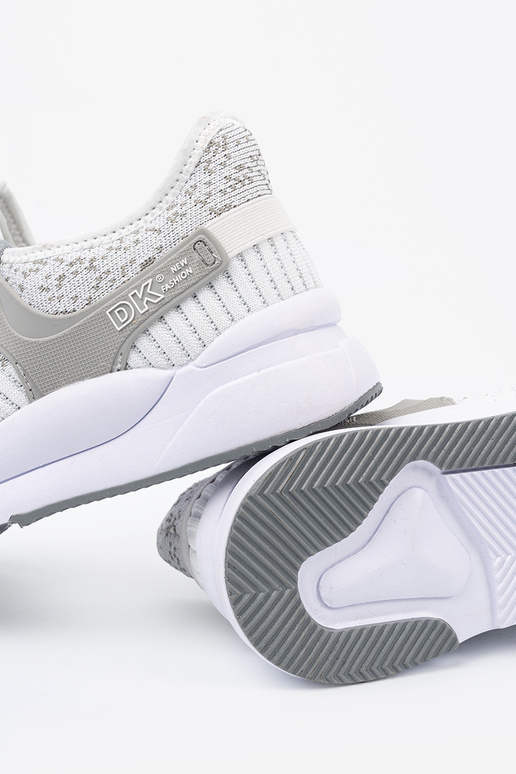 Zapatos deportivos blancos-grises de... Zapatos deportivos blancos-grises de...