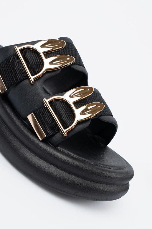 Zapatillas con plataforma adornadas... Zapatillas con plataforma adornadas...