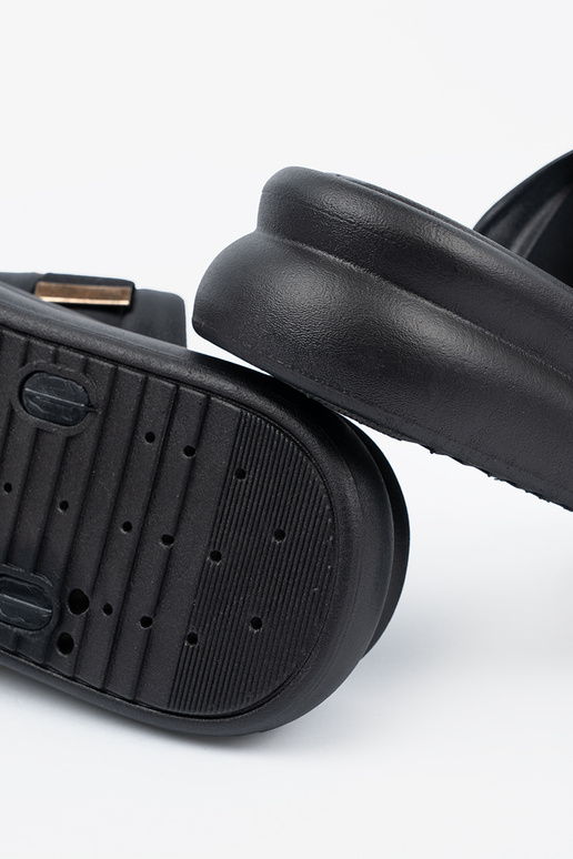 Zapatillas con plataforma adornadas... Zapatillas con plataforma adornadas...