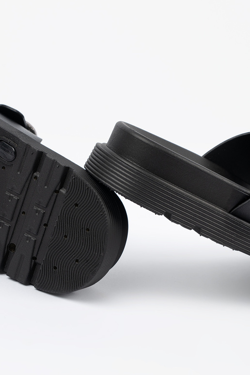 Zapatillas negras con hebillas plateadas Zapatillas negras con hebillas plateadas