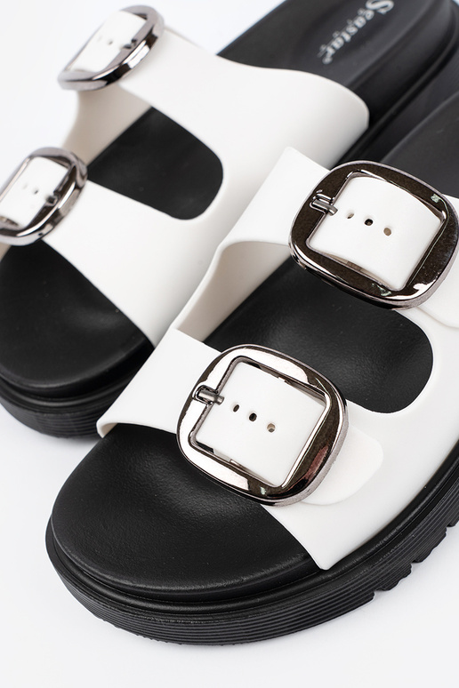 Chanclas color blanco con hebillas... Chanclas color blanco con hebillas...