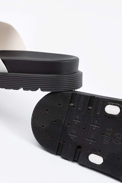 Chanclas color blanco con hebillas... Chanclas color blanco con hebillas...