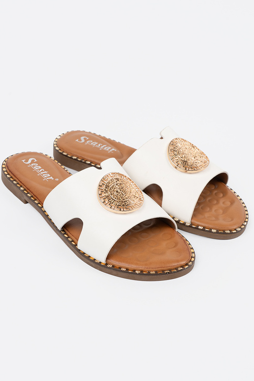 Zapatillas el color blanco con... Zapatillas el color blanco con...