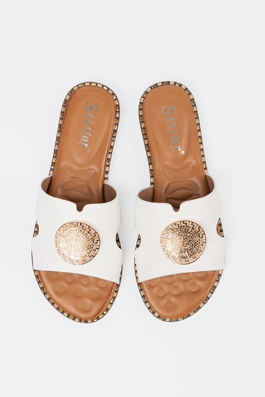 Zapatillas el color blanco con... Zapatillas el color blanco con...