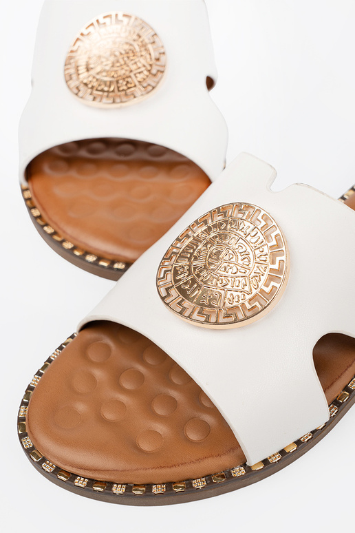 Zapatillas el color blanco con... Zapatillas el color blanco con...