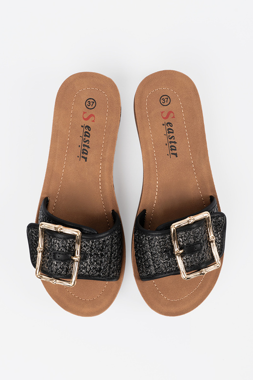 Chanclas color negro con hebilla dorada Chanclas color negro con hebilla dorada