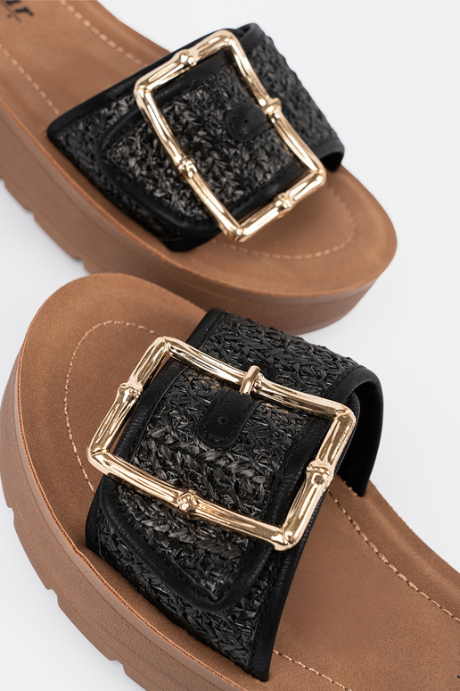 Chanclas color negro con hebilla dorada Chanclas color negro con hebilla dorada
