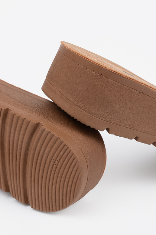 Chanclas color negro con hebilla dorada Chanclas color negro con hebilla dorada