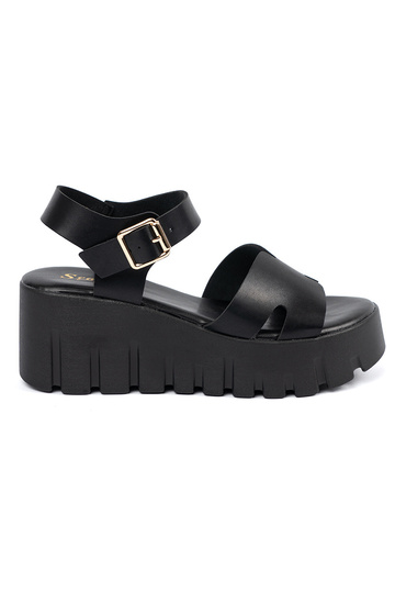 Zapatos con alta plataforma...