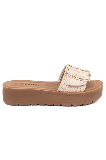 Zapatillas adornadas con...