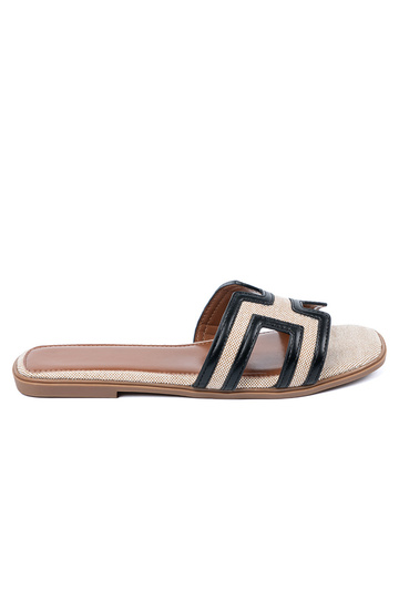 Chanclas con cortes...