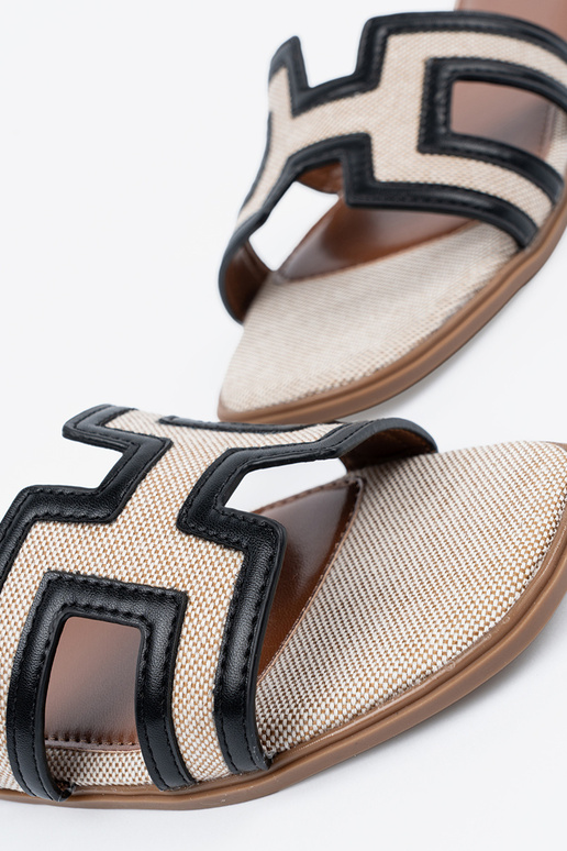 Chanclas con cortes decorativos Chanclas con cortes decorativos