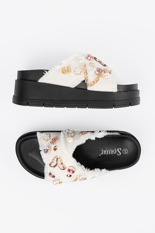 el color blanco Zapatillas con una...