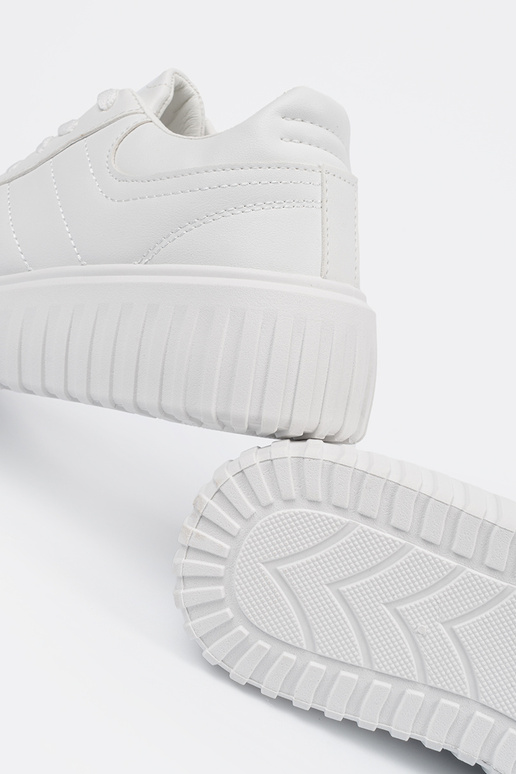 Zapatos de estilo deportivo color blanco Zapatos de estilo deportivo color blanco