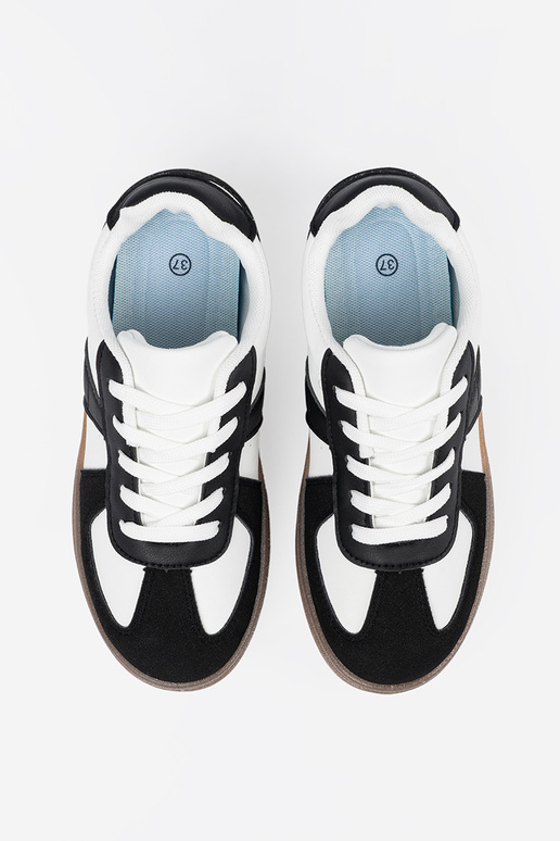 Zapatillas deportivas de estilo negro...