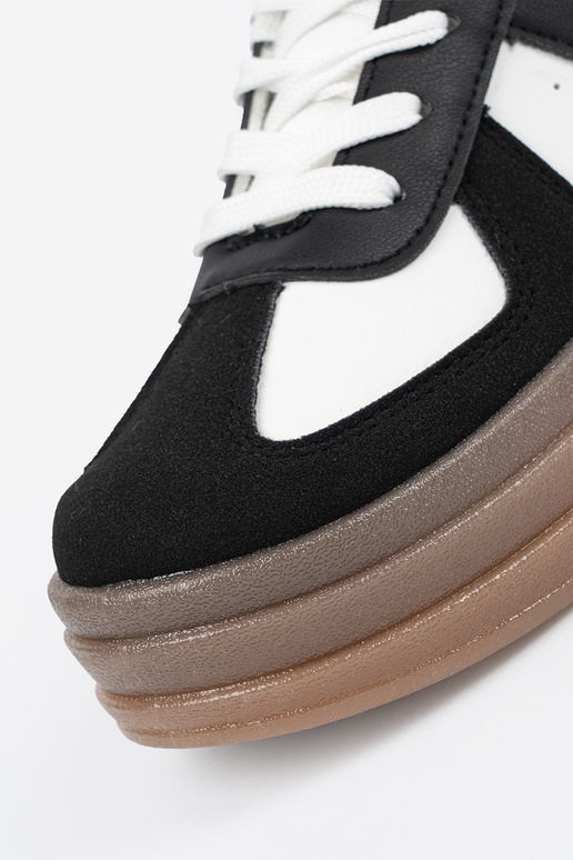 Zapatillas deportivas de estilo negro...