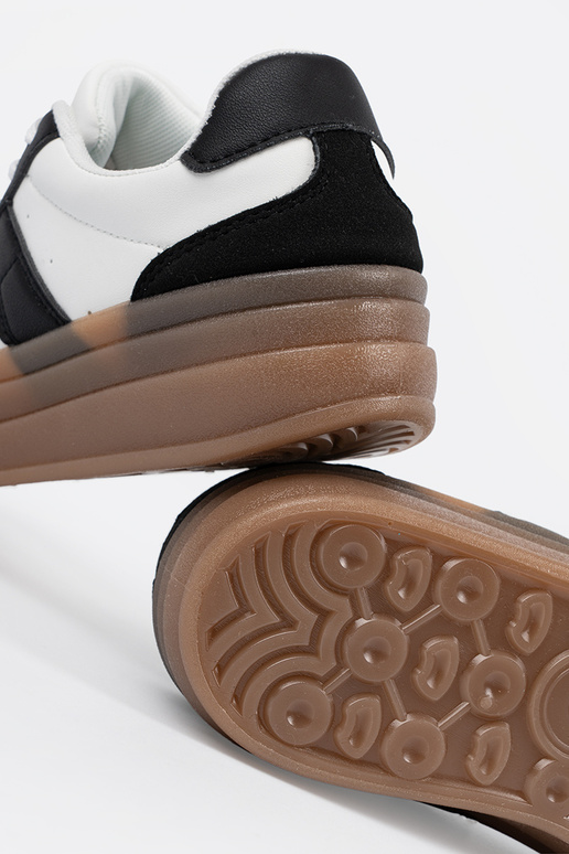 Zapatillas deportivas de estilo negro...