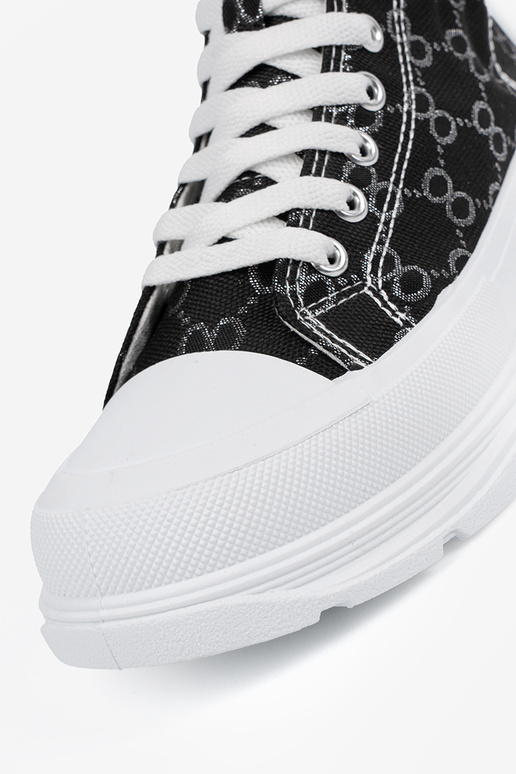 Zapatos color negro con cordones y...