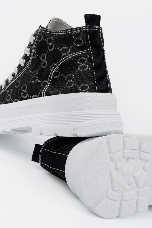 Zapatos color negro con cordones y...