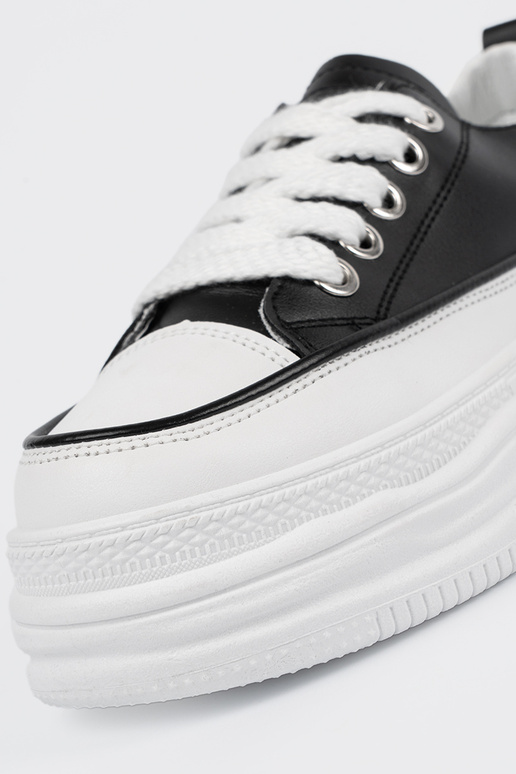 Zapatos de ocio en blanco y negro con... Zapatos de ocio en blanco y negro con...