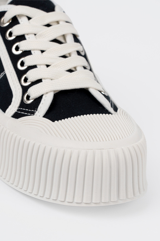 Zapatillas negras de estilo deportivo...