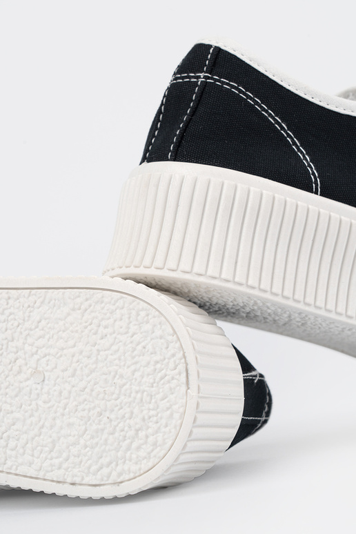 Zapatillas negras de estilo deportivo...