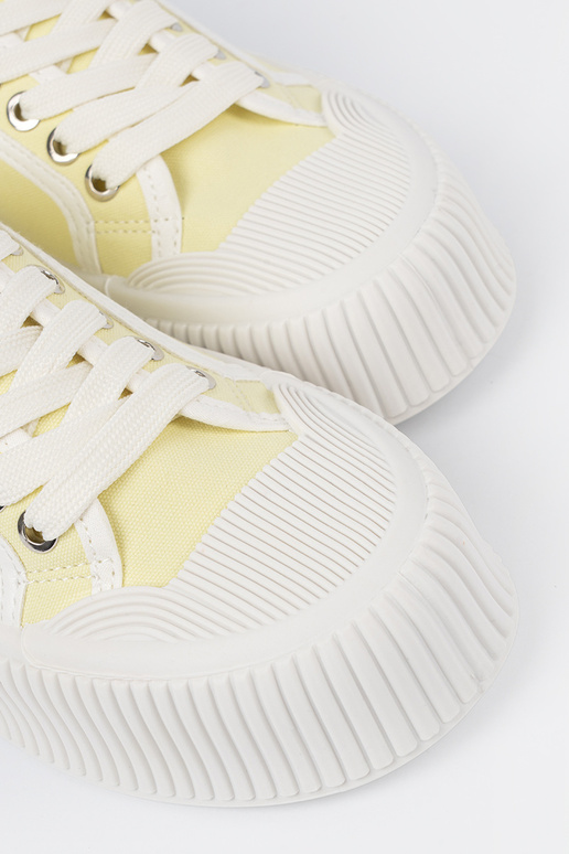 Zapatos amarillos con cordones sobre...