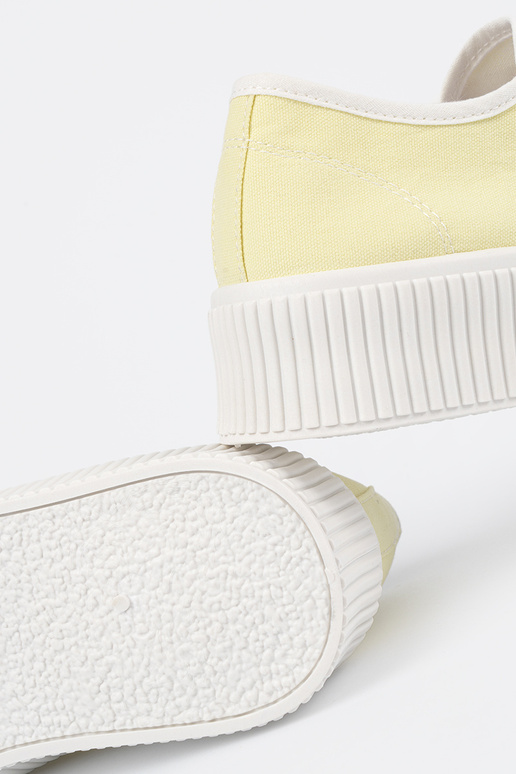 Zapatos amarillos con cordones sobre...