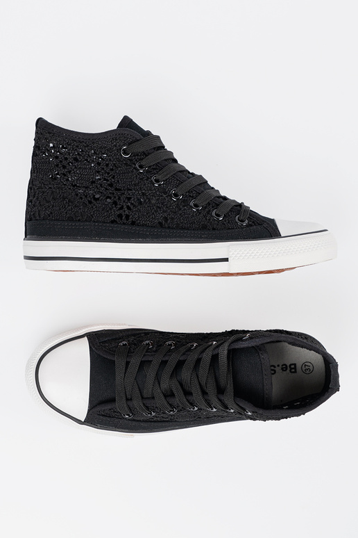 Botas altas negras con detalles calados