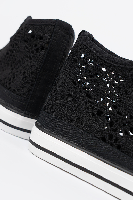 Botas altas negras con detalles calados